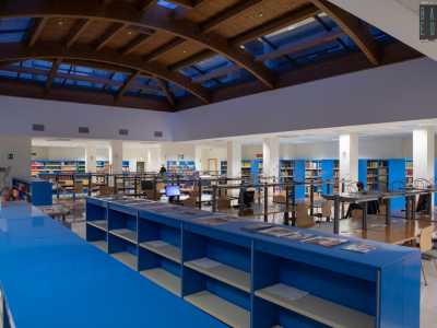 Gli ambienti della biblioteca risultano spaziosi, moderni e dotati di 170 posti a sedere complessivi e numerose postazioni informatiche